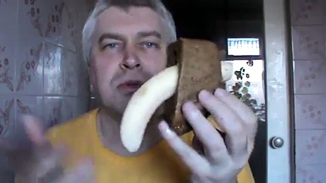 Видео Новый способ поедание банана и хлеба — Геннадий Горин кушает банан и хлеб, супер