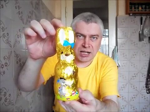 Мужик Геннадий Горин кушает шоколадного зайчика ( Шоколадный зайчик ) балдёж