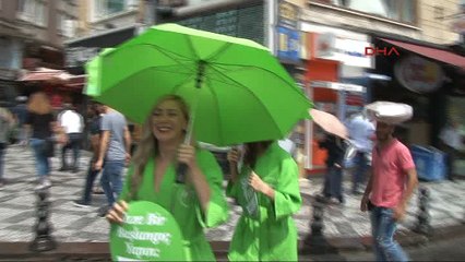 ABD'Lİ 2 KADINDAN KADIKÖY'DE "MARUL BİKİNİLİ" EYLEM