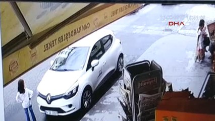 Kamyonet Kaldırımda Oturanların Arasına Daldı: 3 Yaralı