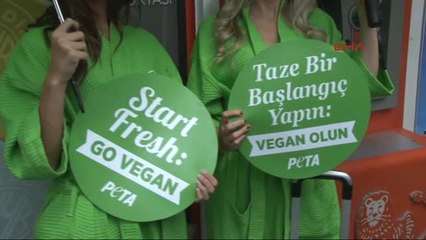 ABD'li 2 Kadından Kadıköy'de "Marul Bikinili" Eylem
