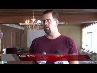 Regjisori Agon Myftari sjell ''Këngëtarja Tullace'' në teatrin e Gjakovës - Lajme