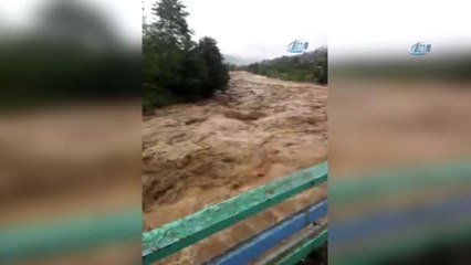 Rize'de Şiddetli Yağış Nedeniyle Salarha Deresi Taştı