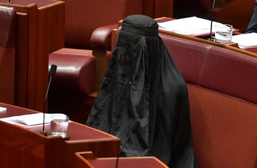 Une sénatrice australienne d'extrême droite arrive au Parlement en burqa