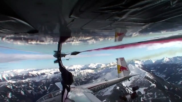 Red Bull Skydive : Un parachutiste change d'avion en plein vole ! Incroyable