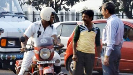 আসল পুলিশের কাছে ঘুষ চেয়ে বসল ‘নকল পুলিশ’, এর পর যা ঘটল, সিনেমাও হার মানবে! AOW News