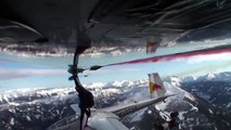 Ce parachutiste change d'avion en plein vol. Dingue - Red Bull Skydive -