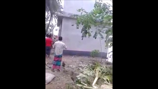 Cette maison en bord de mer s'effondre et se fait emporter par les vagues