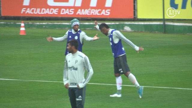 Borja aproveita 'presente' de Luan e comemora em treino do Palmeiras
