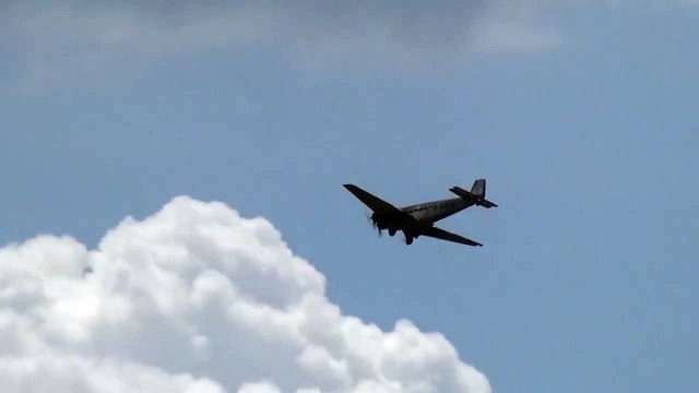 Allemagne : Un avion RC se coupe en deux lors de son atterrissage complètement raté !