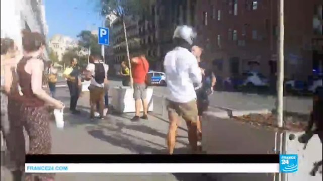 URGENT - Panique absolue : Une fourgonnette percute violemment la foule à Barcelone, plusieurs blessés