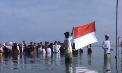 Anak-Anak Panti Asuhan dan Lansia Gelar Upacara di Laut