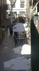 Barcelona'da polis silahlı saldırganları yakalamak için operasyon düzenliyor