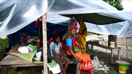 Des abris de fortune pour les victimes des inondations au Népal