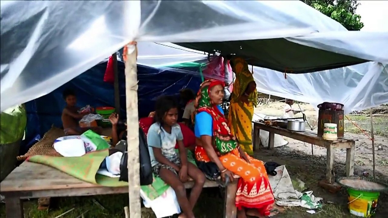 Des abris de fortune pour les victimes des inondations au Népal