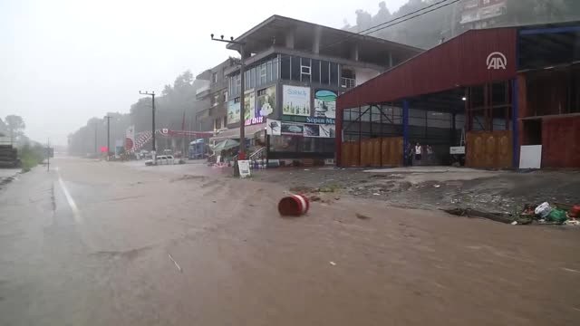 Şiddetli Yağış - Ev ve İş Yerlerinin Zemin Katlarını Su Bastı