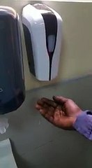 Distributeur de savon raciste