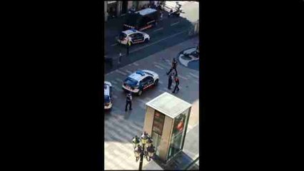 La furgoneta bajó Las Ramblas por el centro y haciendo "eses", según testigo