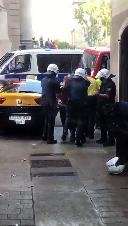 Momento en que atrapan responsable de atentado en España