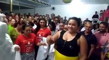 Pastor hace bajar de peso a una joven al instante y delante de todo el mundo