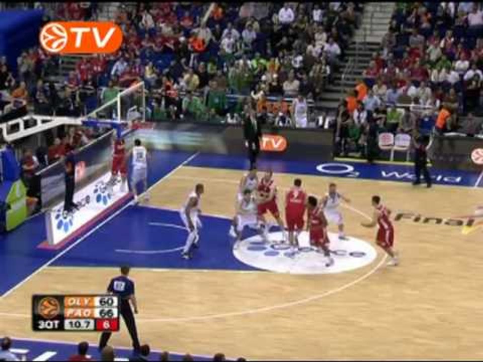 Olympiacos extend Bourousis
