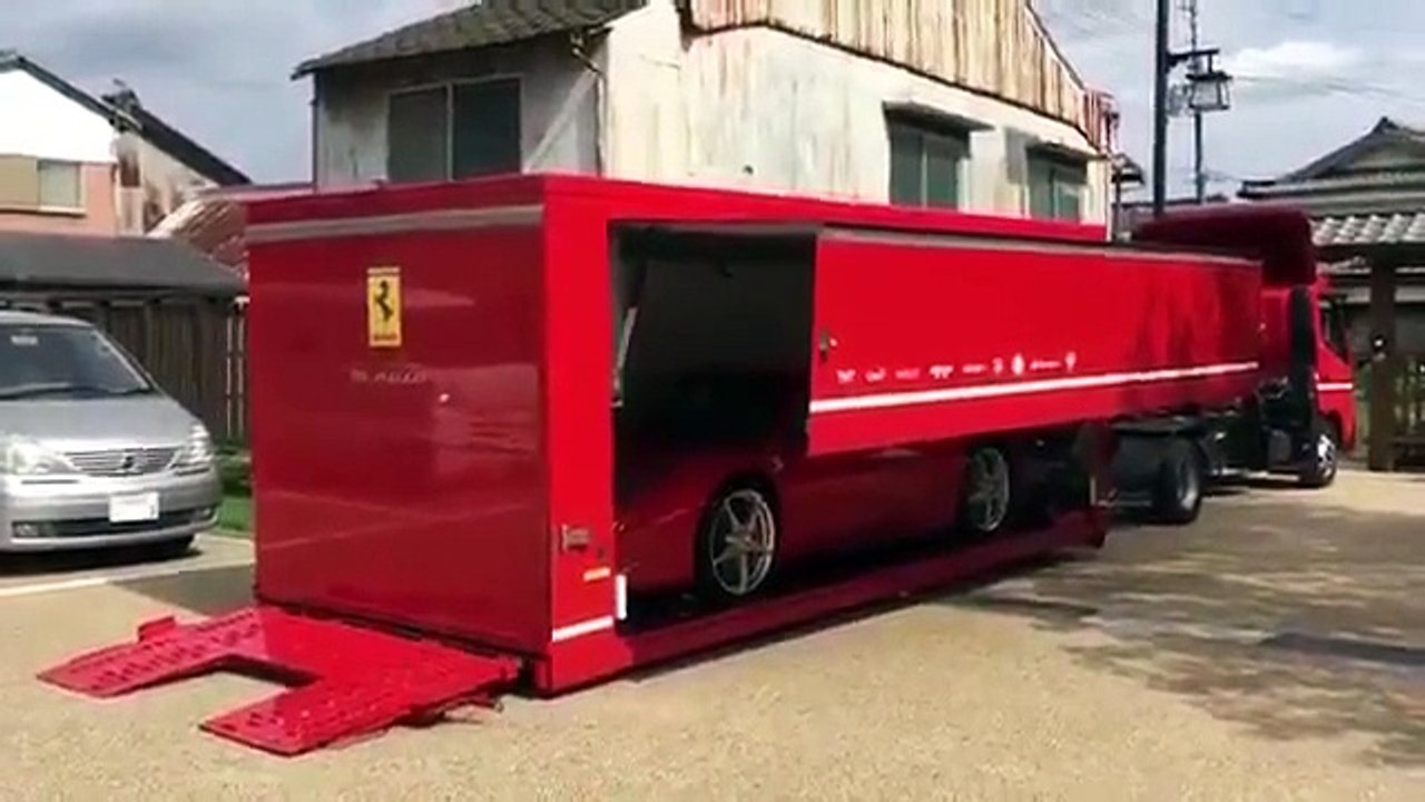 Quando a entrega de um Ferrari ao domicílio é quase tão impressionante quanto os