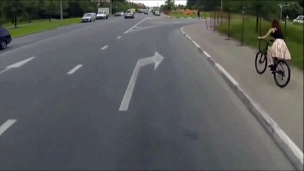 Une fille en vélo perd sa jupe et nous fait voir son jolie string !