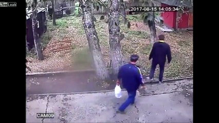 Un russe veut nourrir un ours mais il se fait attaquer