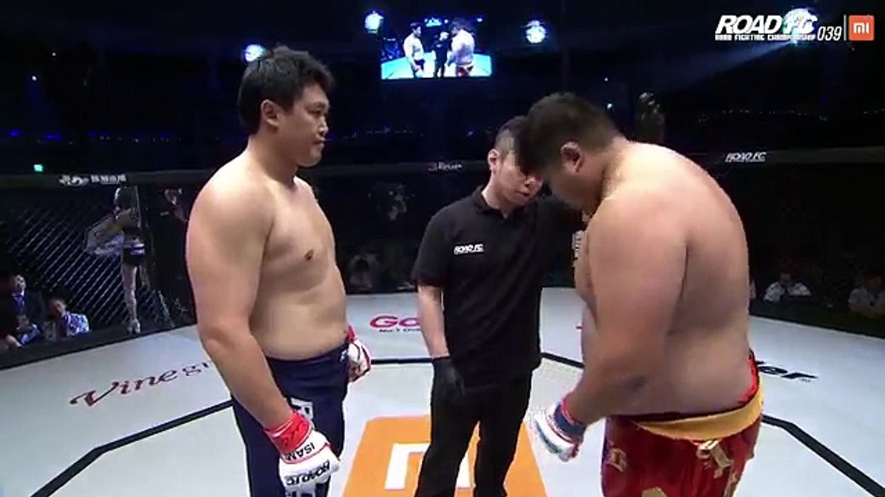 Un combattant de MMA prend un violent et douloureux dans les couilles