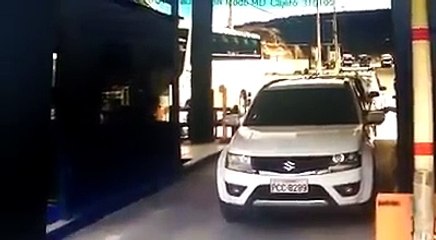 Une caméra de surveillance film un tragique accident à un péage