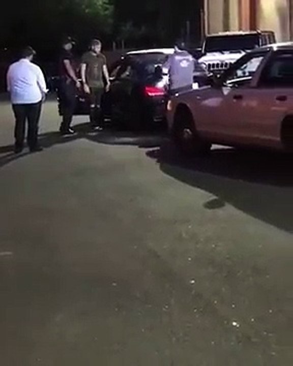 Momento en que merenguero es detenido en Nueva York