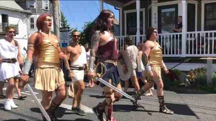 Los "dioses y diosas" LGBT de Provincetown desfilan en su Carnaval