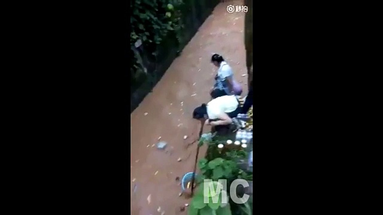 Mom picks Drink cans in the gutter