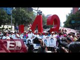 Colocan 'antimonumento' 43 en Reforma por normalistas de Ayotzinapa / Vianey Esquinca