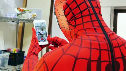 Spiderman vs Frozen Elsa vs Spidergirl! POO AND FART PRANK SuperHeroes KidsLine!