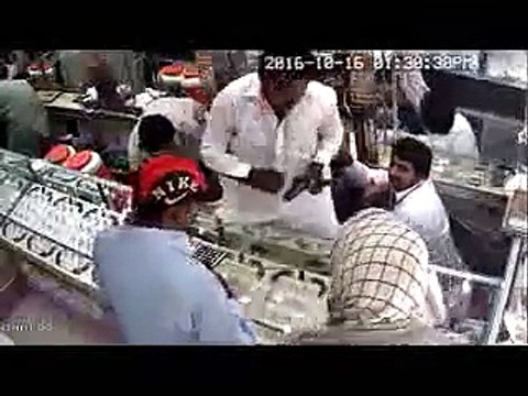 اس ویڈیو میں دیکھیں صرف 2 منٹ میں جیولری کی دکان لوٹ لی گئی۔ ویڈیو: محمد احمد۔ اوکاڑہ