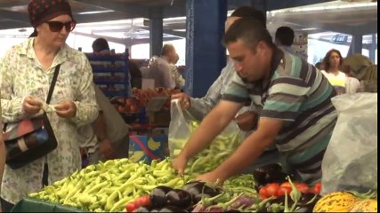 Bu Pazarda Ne Sıcaklar, Ne De Fiyatlar Yakıyor