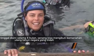 Penyelam Asing Ikut Kibarkan Merah Putih di Dasar Laut