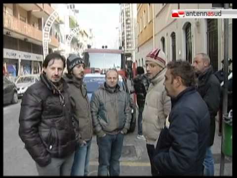 TG 29.11.11 Scendono dal campanile i 6 dipendenti Franzoni