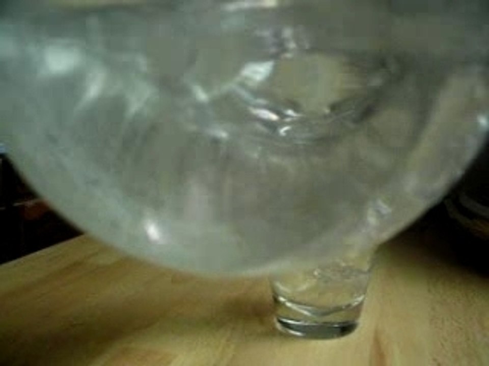 JE qui boit un verre d'eau (vidéo chiante II)