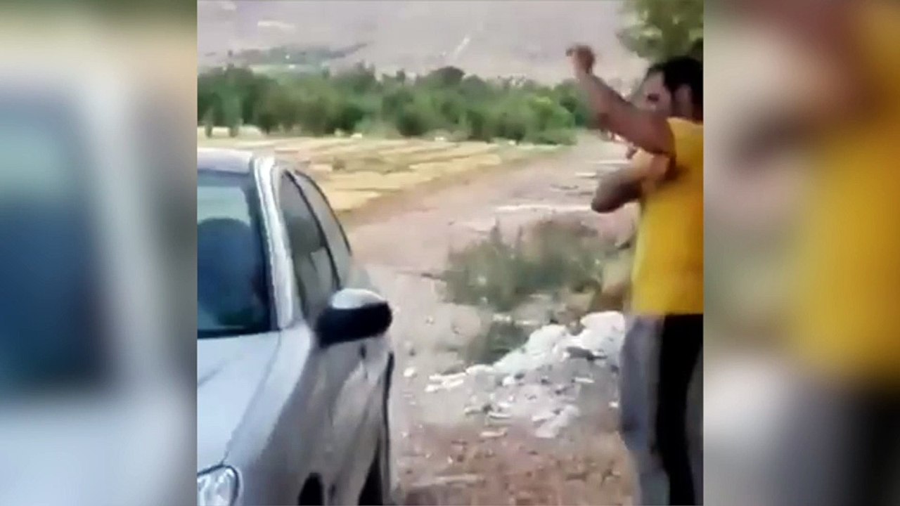 Un homme ouvre une voiture en quelques secondes sans clés !