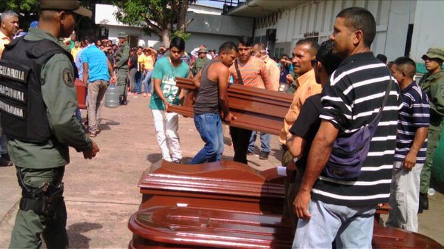 Venezuela: Les familles préparent les cercueils des 37 morts