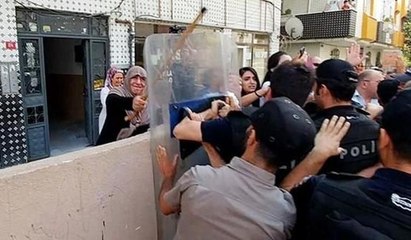 Binasını yıktırmak istemeyen kadın polise bastonla direndi