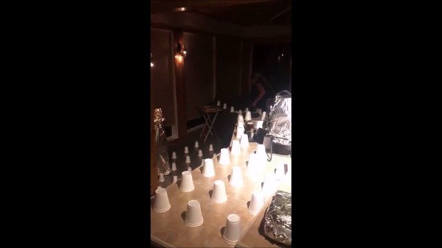 Il récupère son appartement confié à des amis dans u état un peu bizarre... WTF??