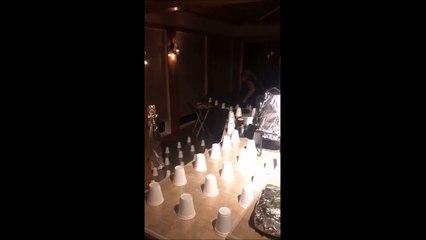 Il récupère son appartement confié à des amis dans u état un peu bizarre... WTF??