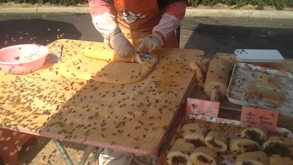 Incroyable..Milliers d'abeilles entourent un vendeur de gâteau roulé!