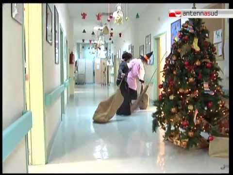 TG 05.01.12 Calze colorate e palloncini per i piccoli paziente di oncoematologia del Policlinico