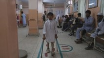 Afganos con amputaciones ayudan a otros a levantarse por su propio pie