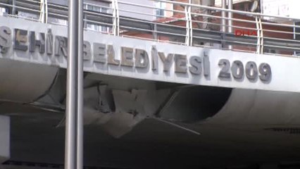 Kocaeli Kamyonun Kasası Üst Geçide Takılıp Yola Düştü