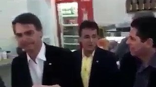 Deputado Jair Bolsonaro é OVOcionado no interior de São Paulo